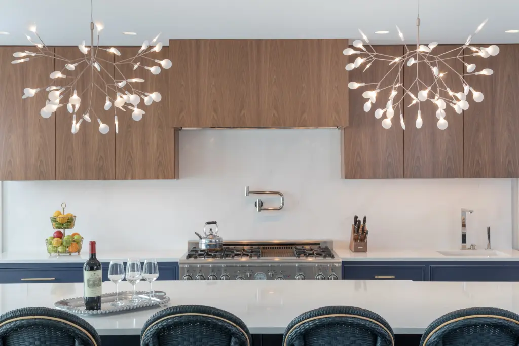 Cocina moderna con lámparas elegantes.