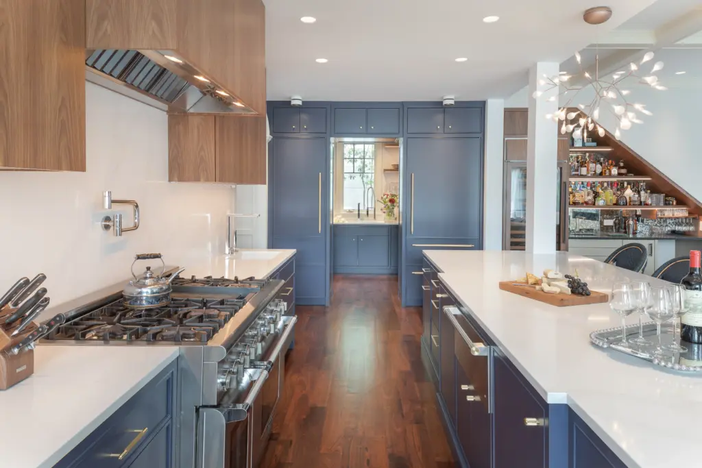 Cocina moderna con isla y electrodomésticos