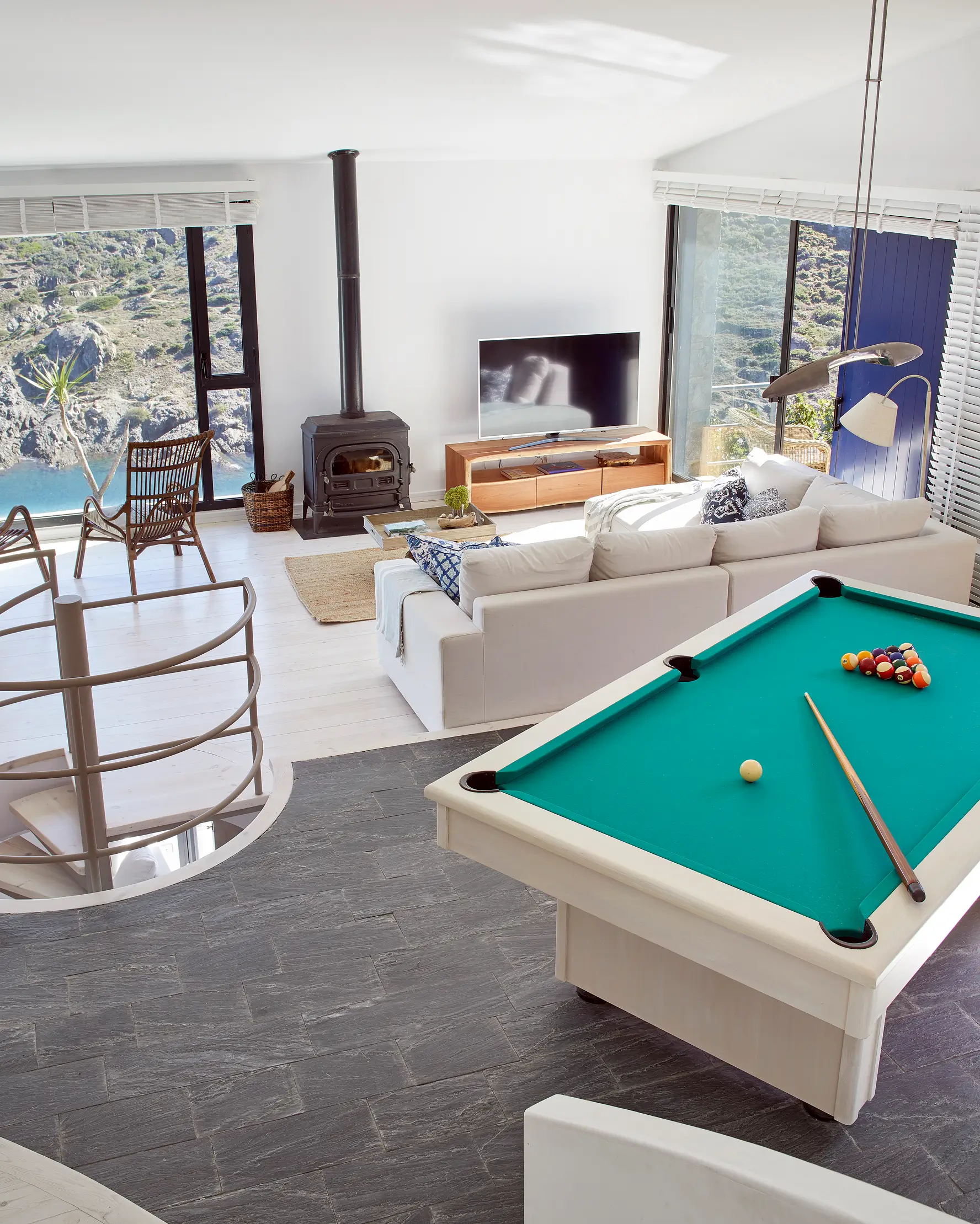 costa brava 11 salon billar comedor escalera azul mar mediterraneo verano veronica mimoun