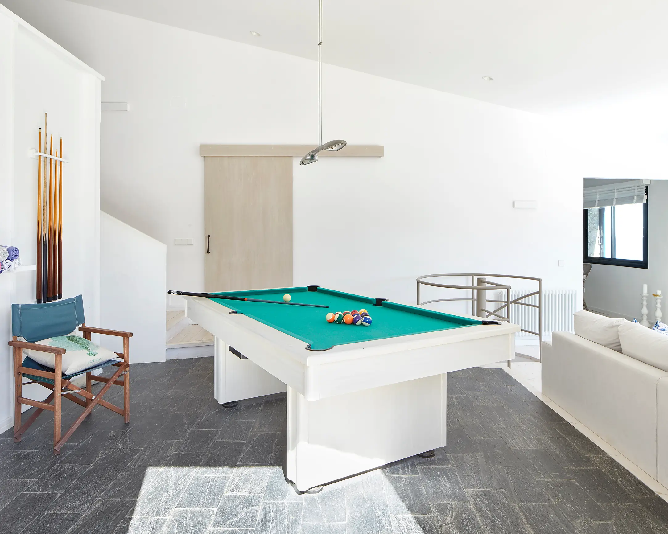 costa brava 13 salon billar comedor escalera azul mar mediterraneo verano veronica mimoun