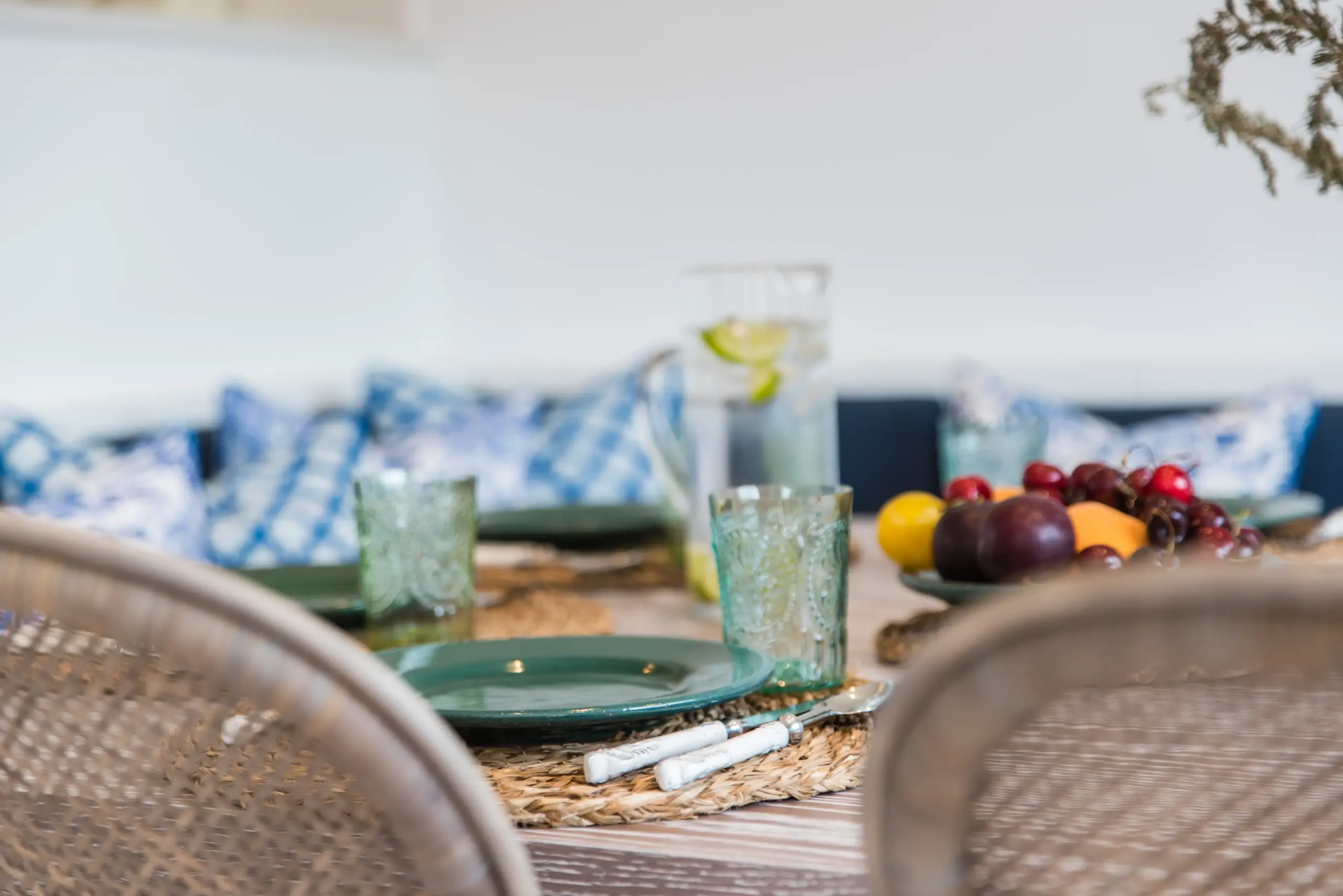 costa brava 19 cocina mesa azul mar mediterraneo verano veronica mimoun scaled