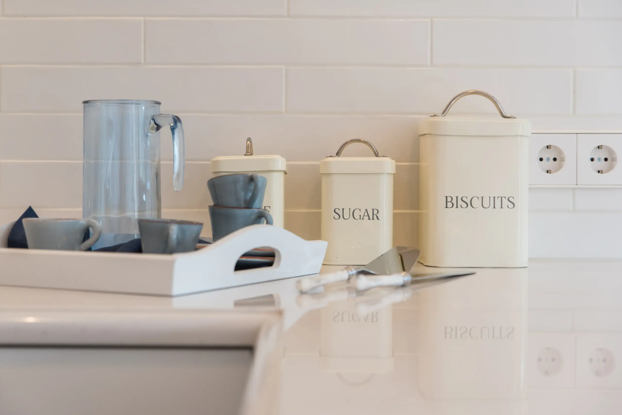 costa brava 22 cocina menaje azul mar mediterraneo verano veronica mimoun scaled