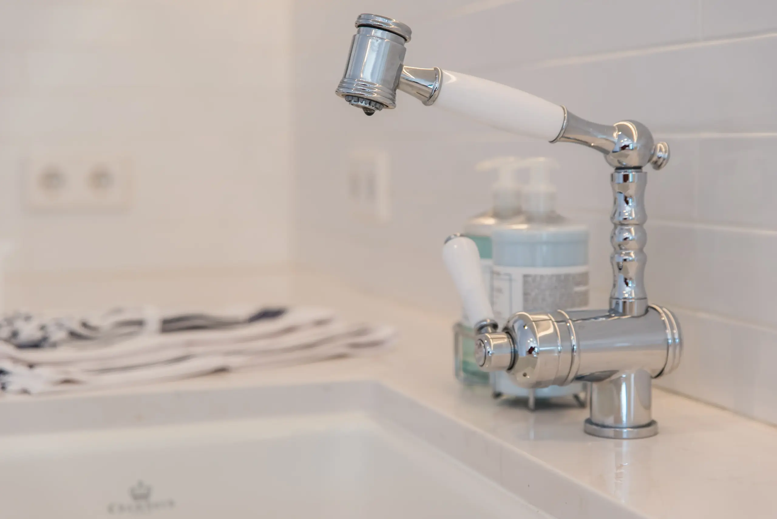 costa brava 23 cocina grifo azul mar mediterraneo verano veronica mimoun scaled