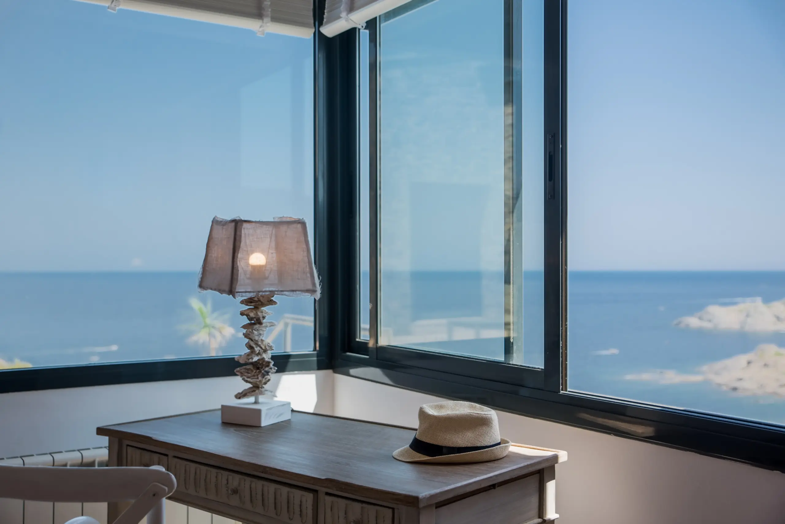 costa brava 32 dormitorio vistas azul mar mediterraneo verano veronica mimoun scaled