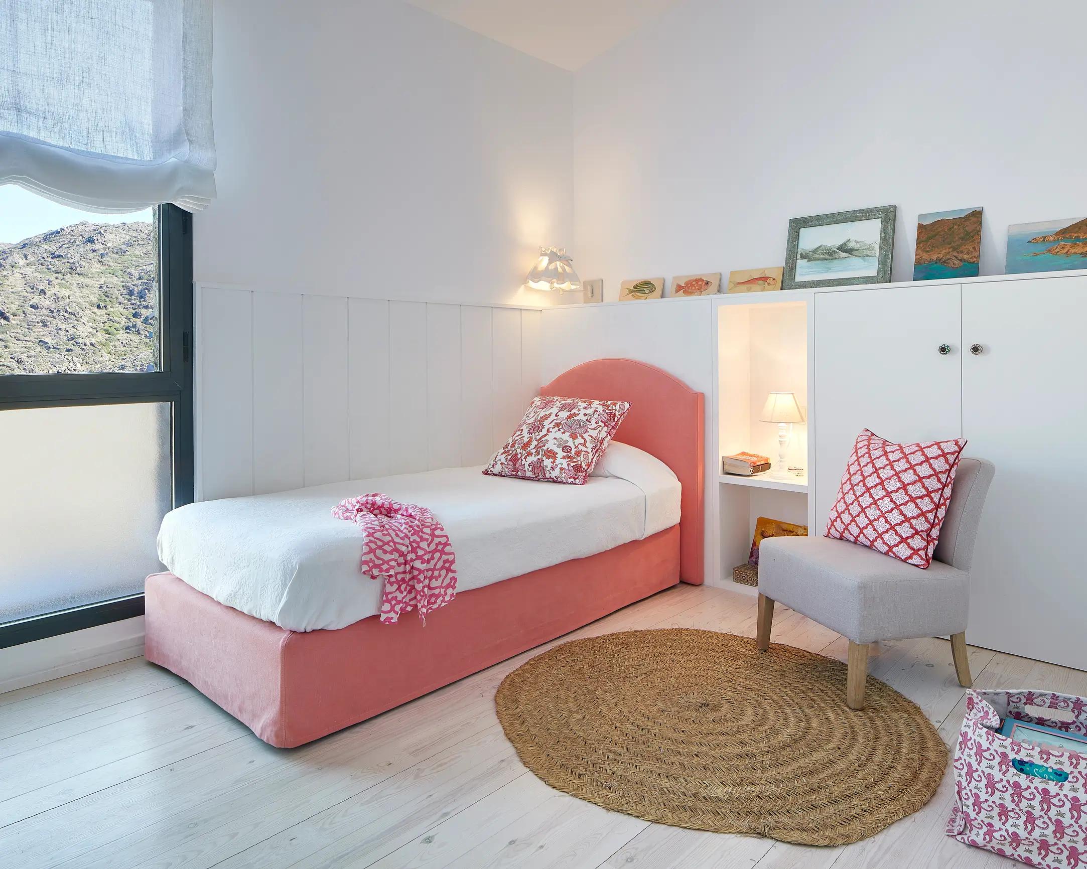 costa brava 34 dormitorio infantil rosa vistas azul mar mediterraneo verano veronica mimoun