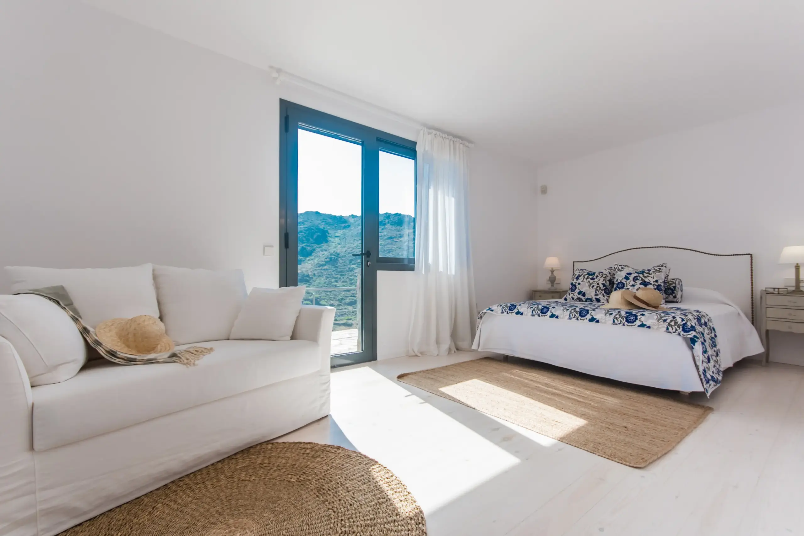 costa brava 41 dormitorio azul mar mediterraneo verano veronica mimoun scaled