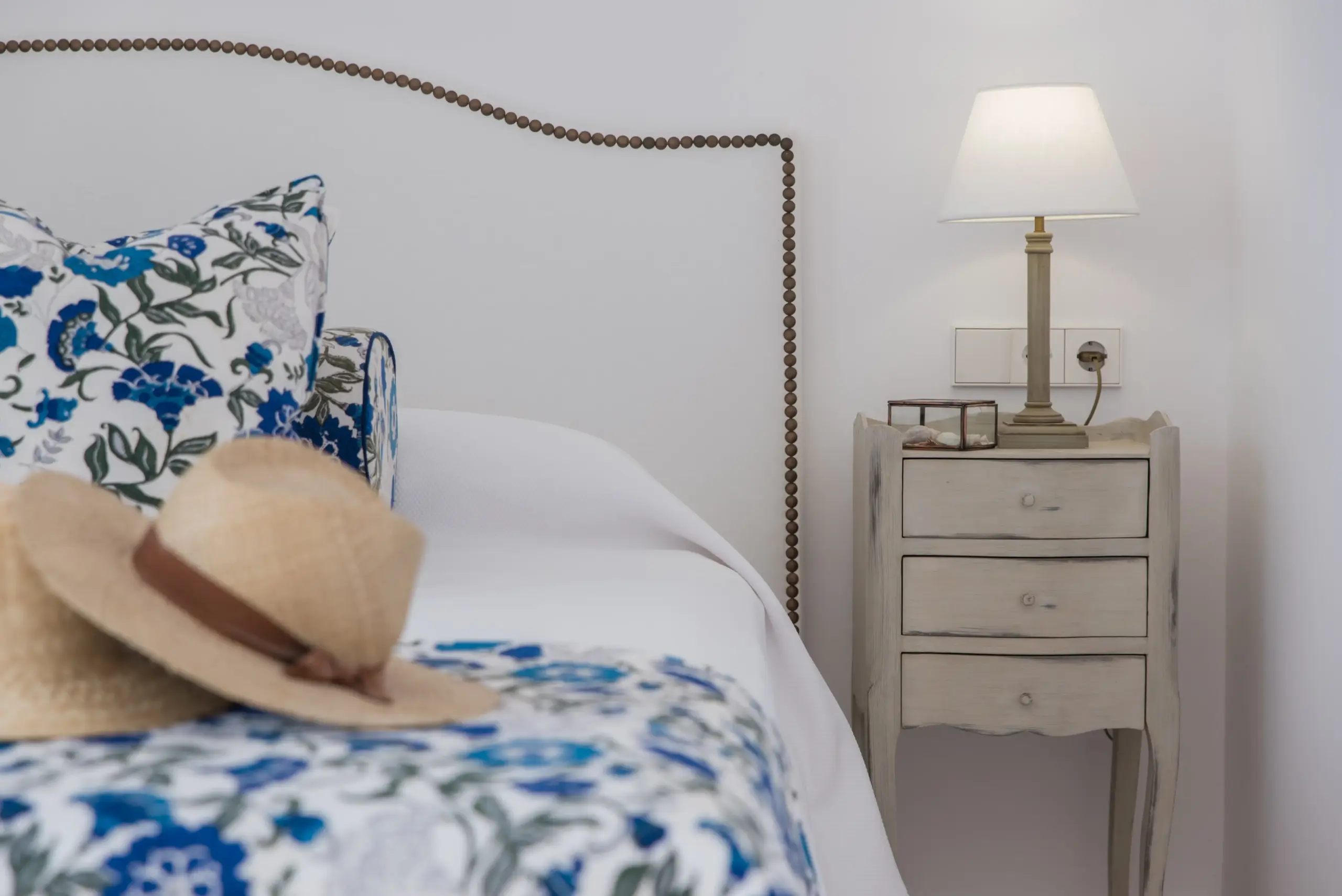 costa brava 43 dormitorio azul mar mediterraneo verano veronica mimoun scaled