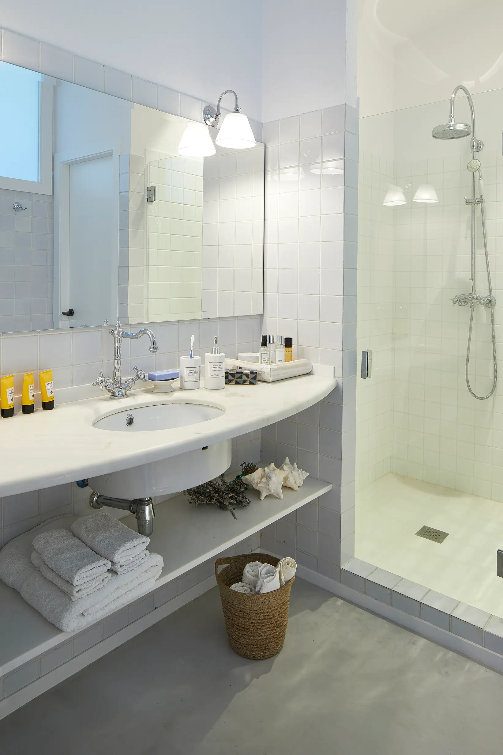 costa brava 45 bano ducha azul mar mediterraneo verano veronica mimoun