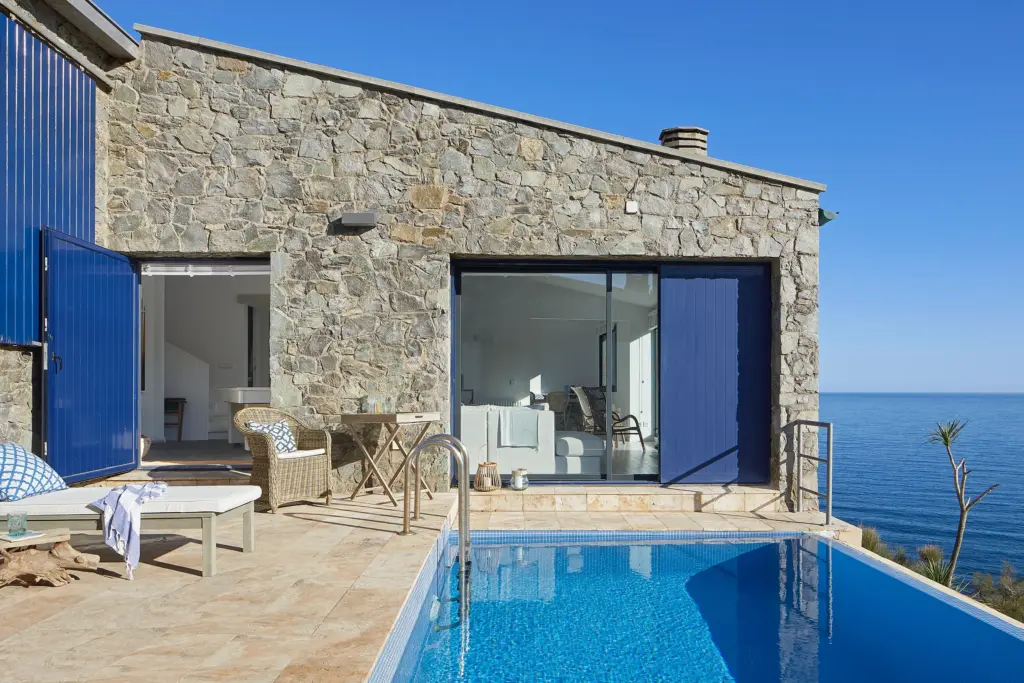 costa brava piscina azul mar mediterraneo verano veronica mimoun Portada