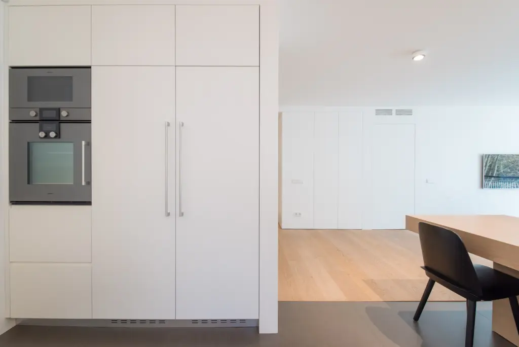 Cocina moderna con muebles blancos.