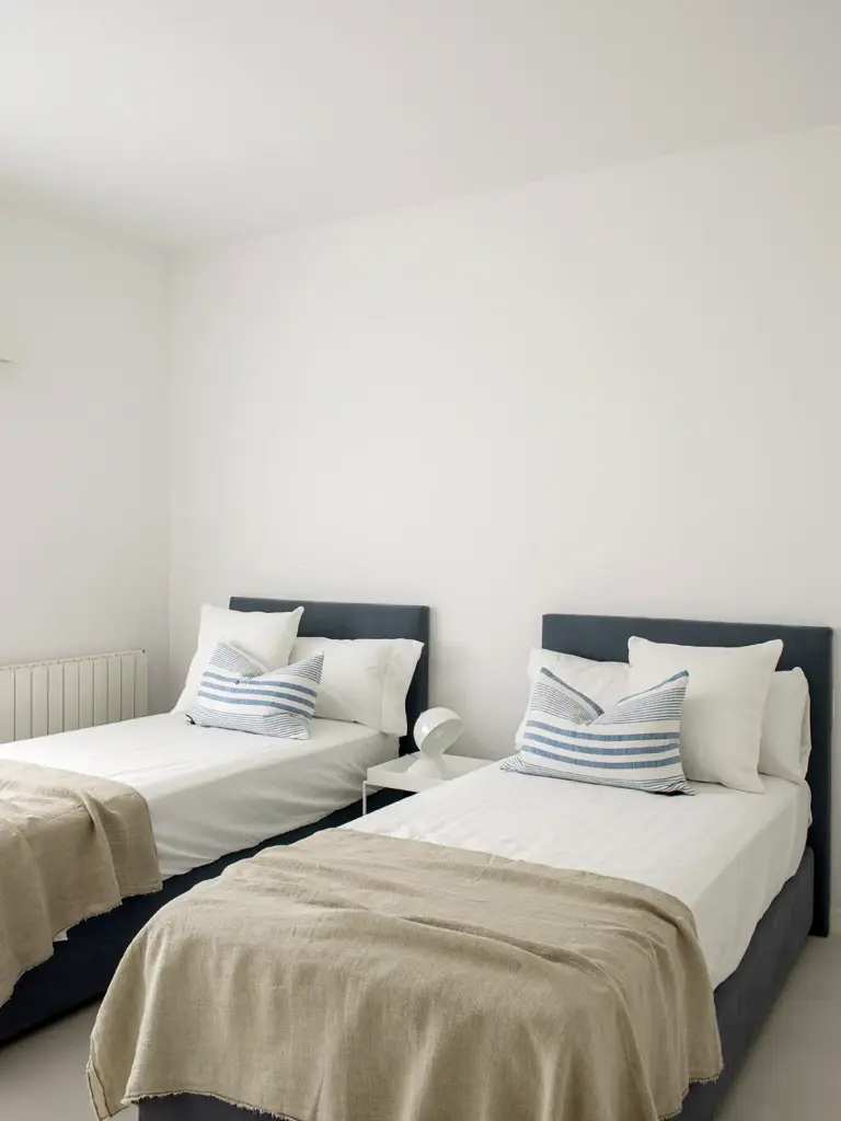 sitges 25 dormitorio azul marino